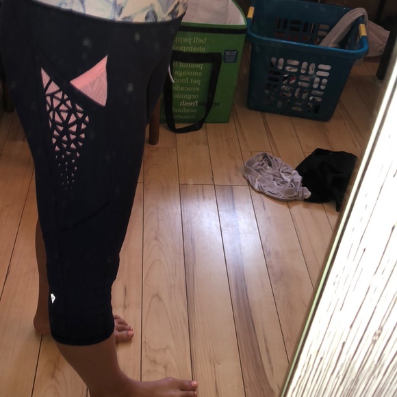 ivivva purple cropped leggings - Picture 2 of 3